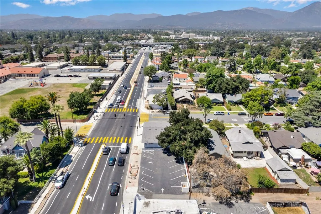 1192 N Garey