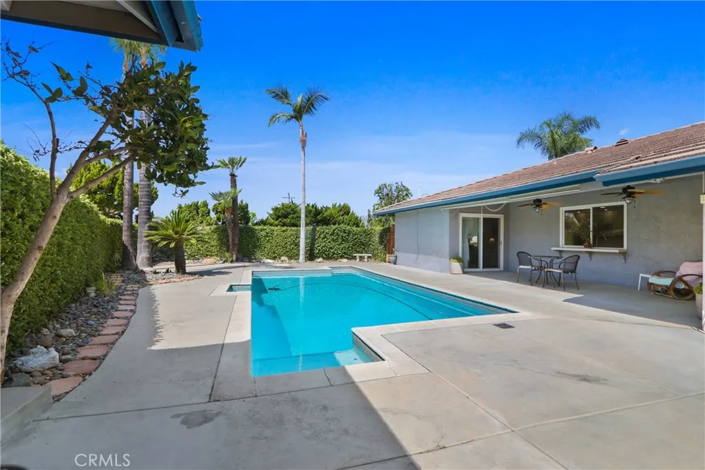 1414 E Laurel