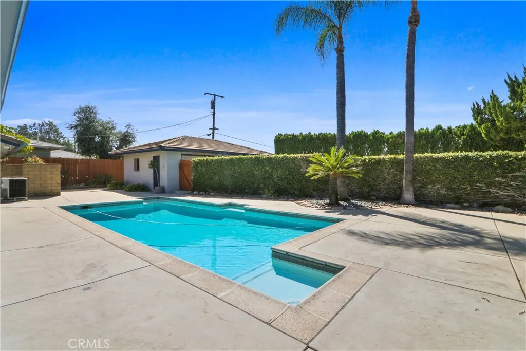 1414 E Laurel