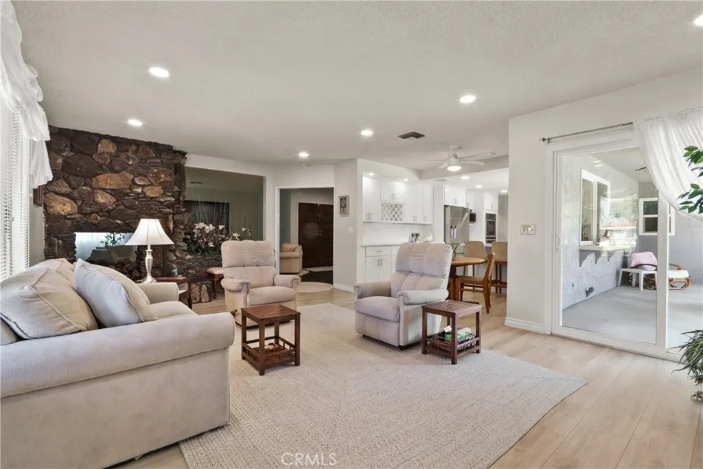 1414 E Laurel