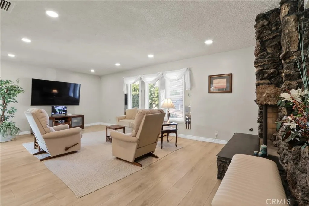 1414 E Laurel