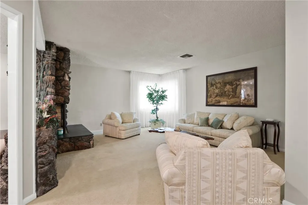 1414 E Laurel