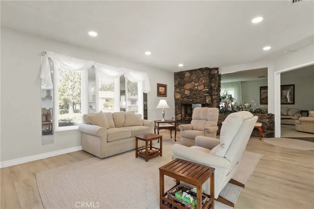 1414 E Laurel