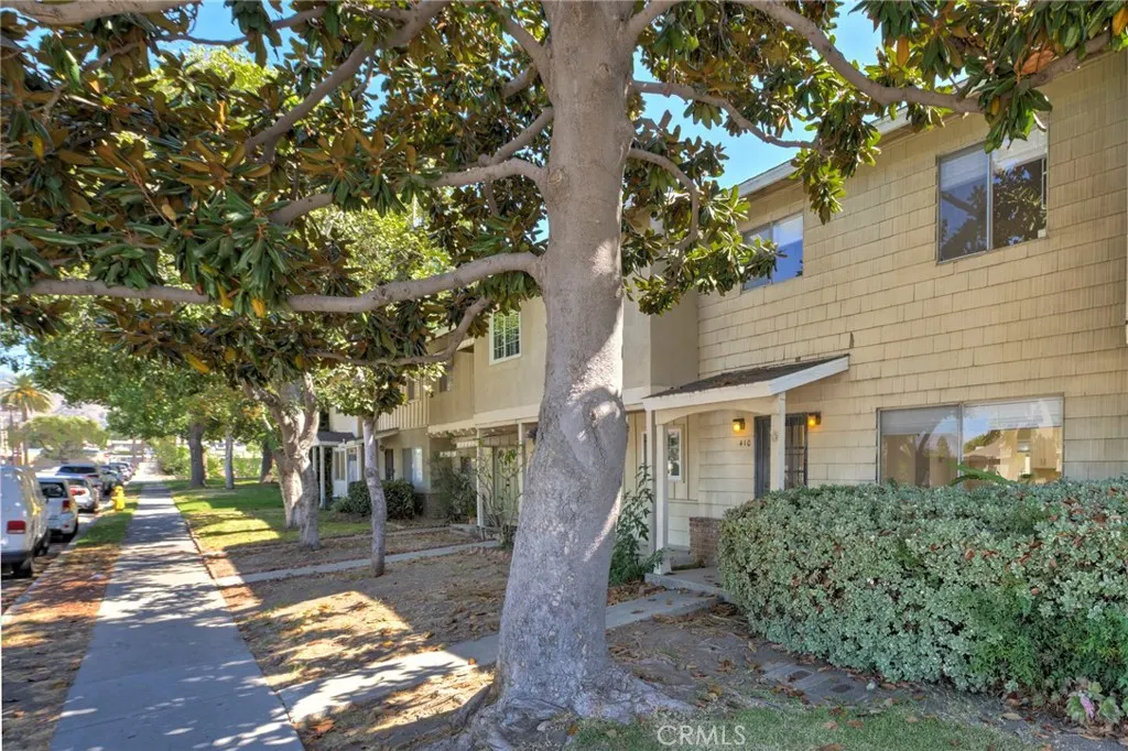 410 N Cerritos