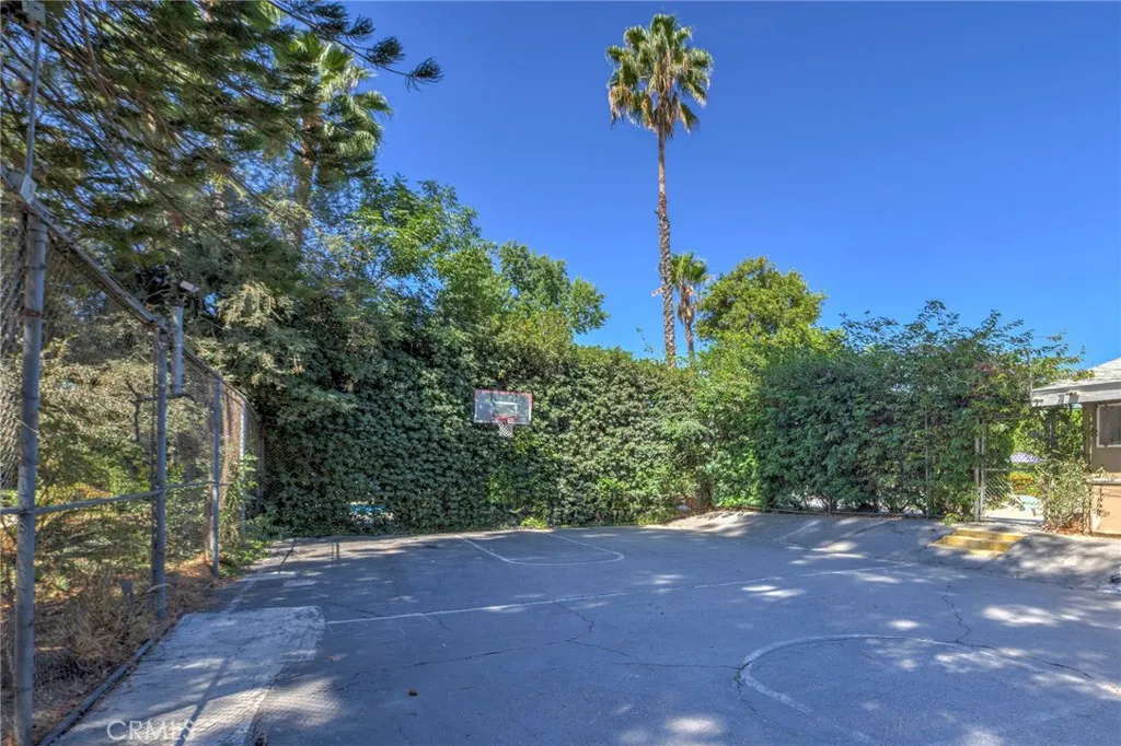 410 N Cerritos