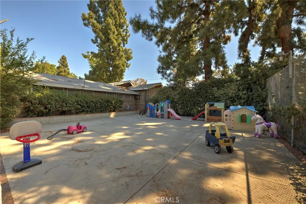 410 N Cerritos
