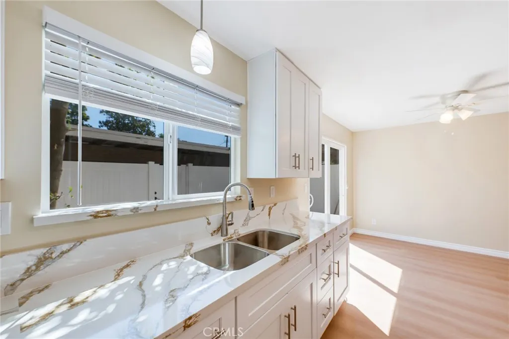 410 N Cerritos