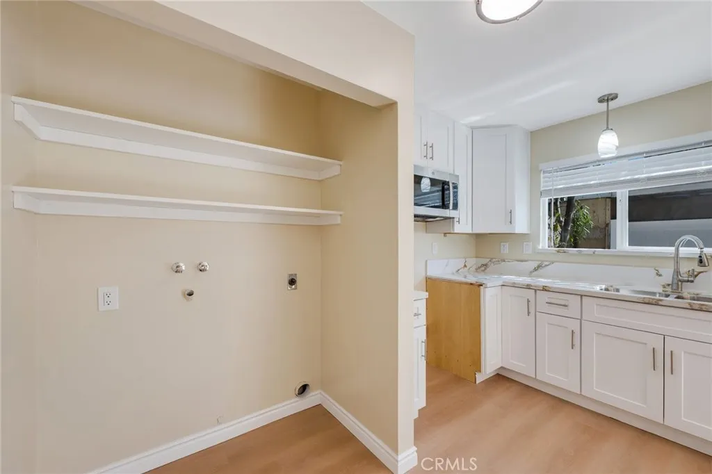 410 N Cerritos