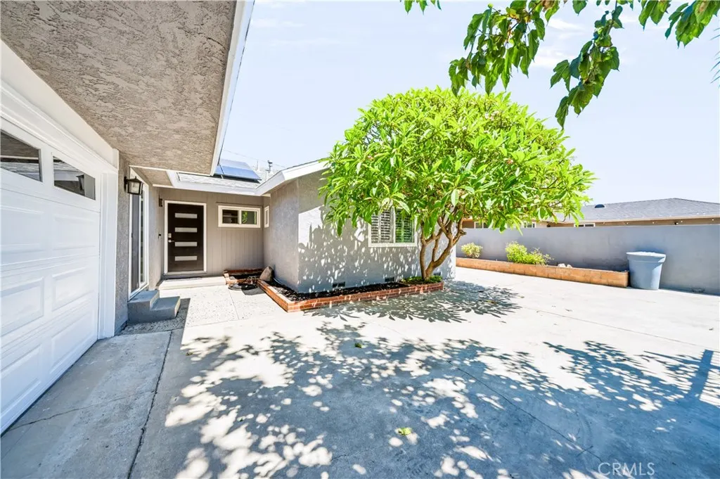 533 E Covina