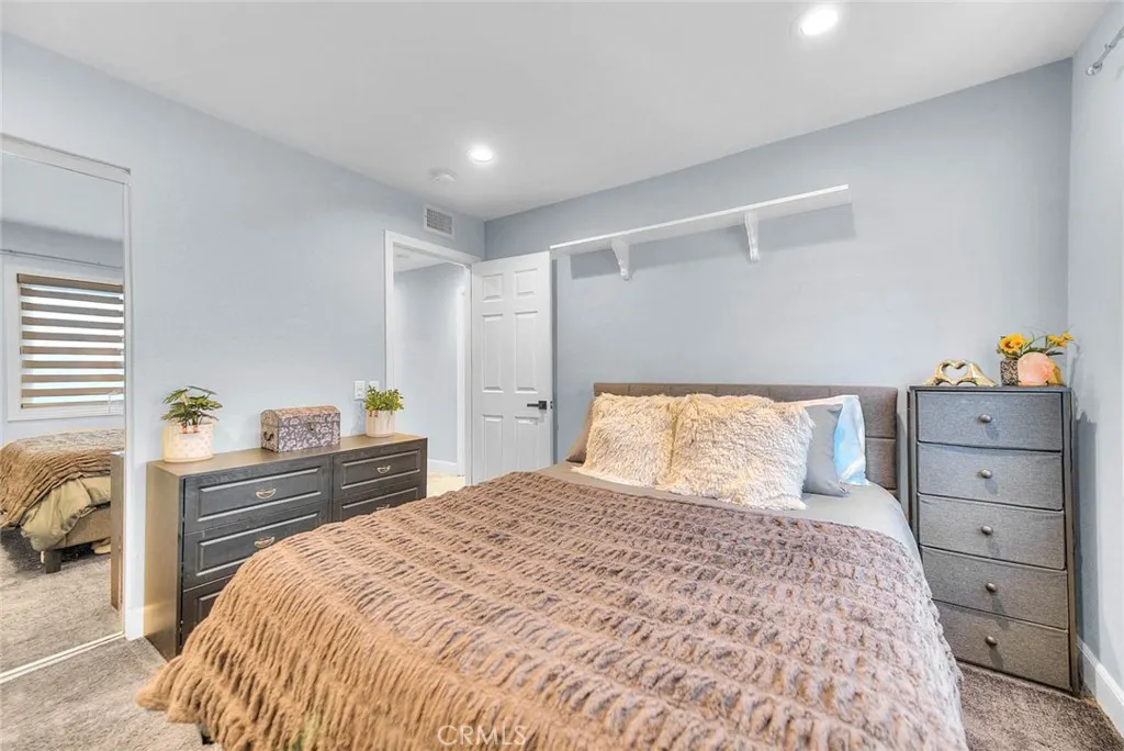 1537 Meadow Glen