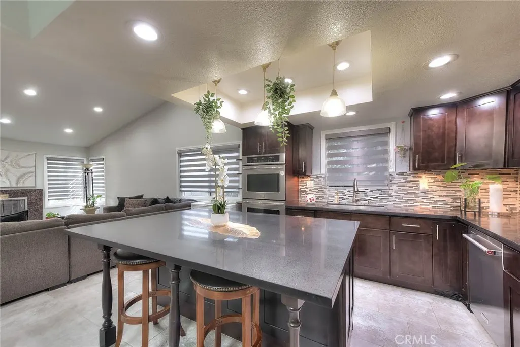 1537 Meadow Glen