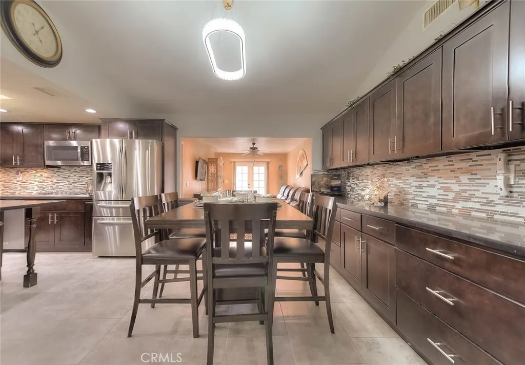 1537 Meadow Glen