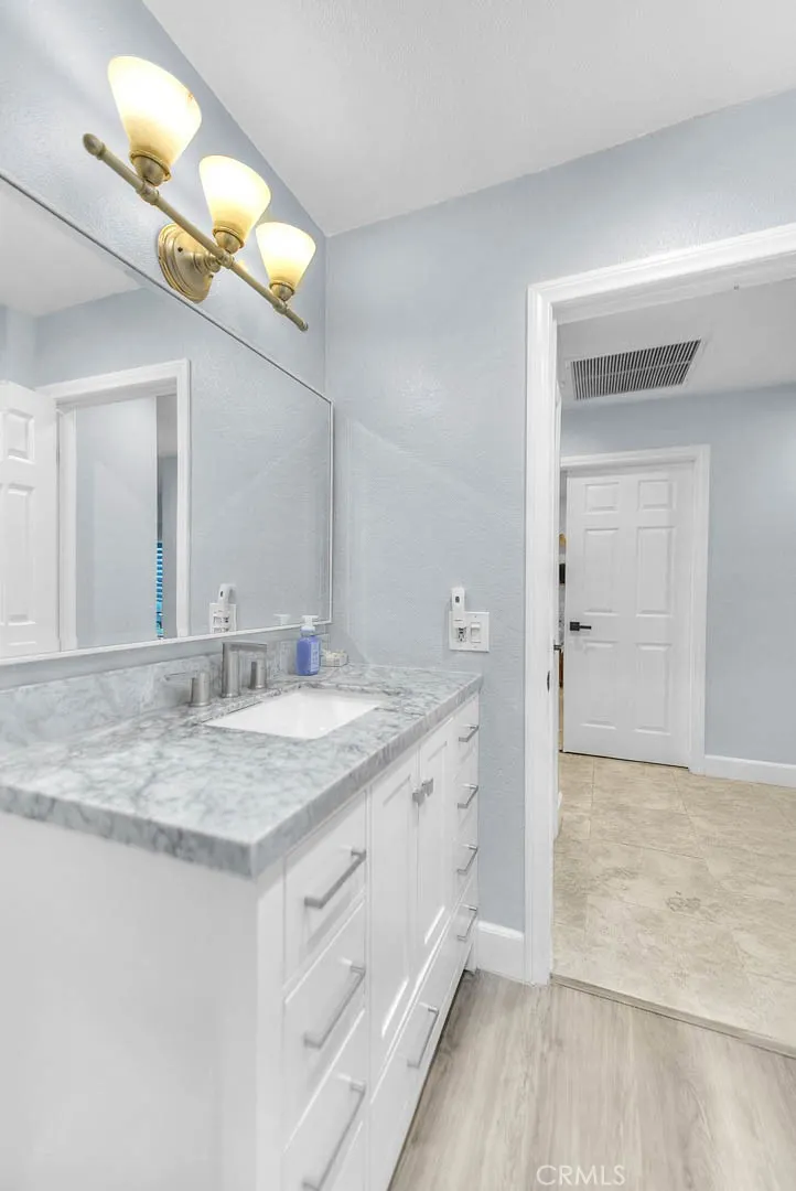 1537 Meadow Glen