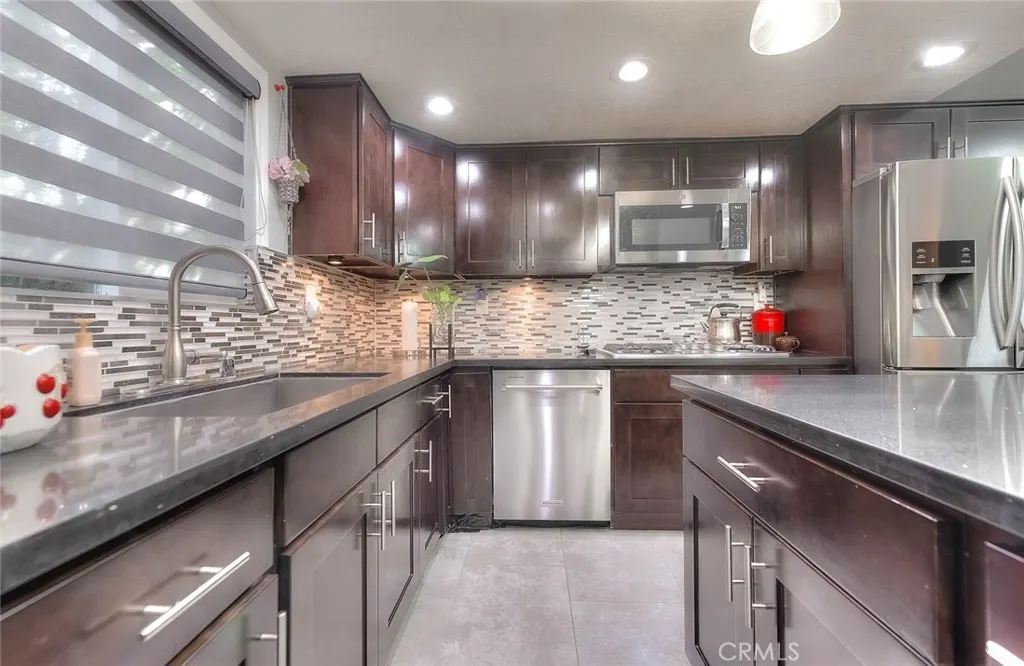1537 Meadow Glen