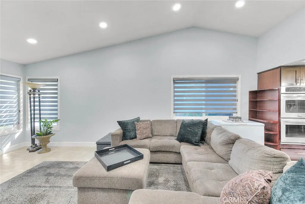 1537 Meadow Glen