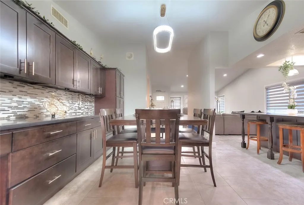 1537 Meadow Glen