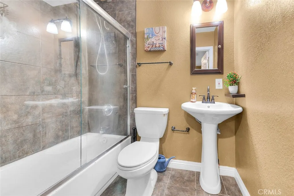 1537 Meadow Glen
