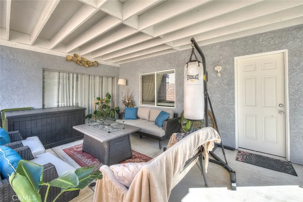 1537 Meadow Glen