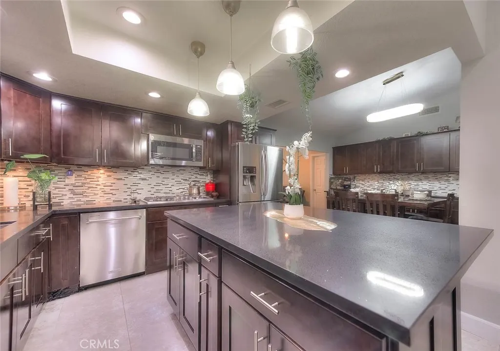 1537 Meadow Glen