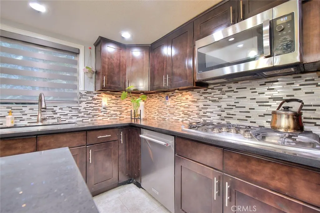 1537 Meadow Glen