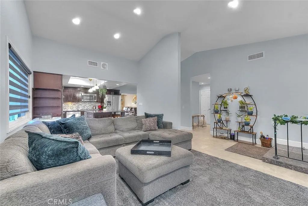 1537 Meadow Glen