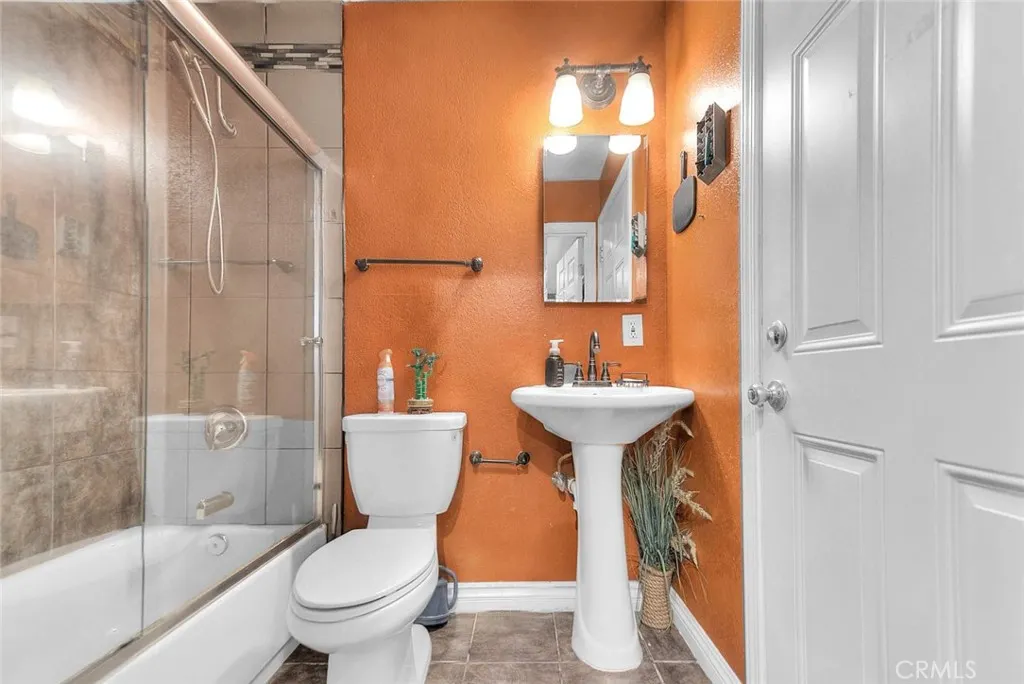 1537 Meadow Glen