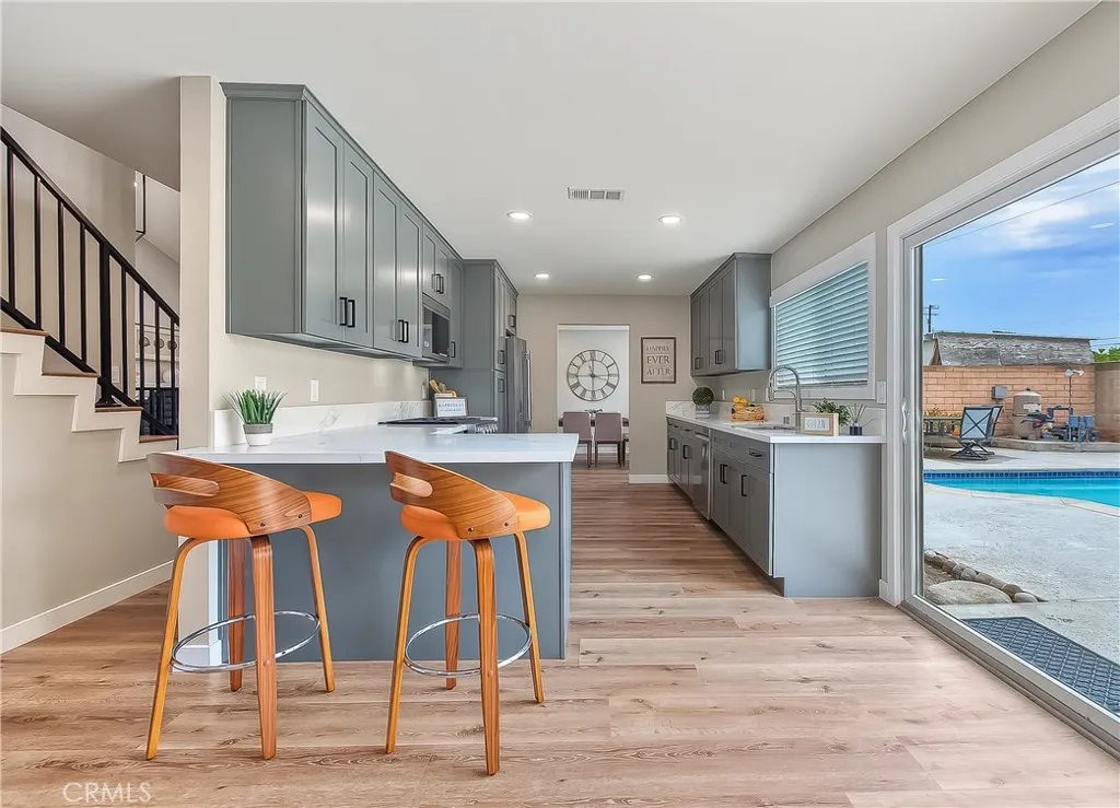 286 W Renwick