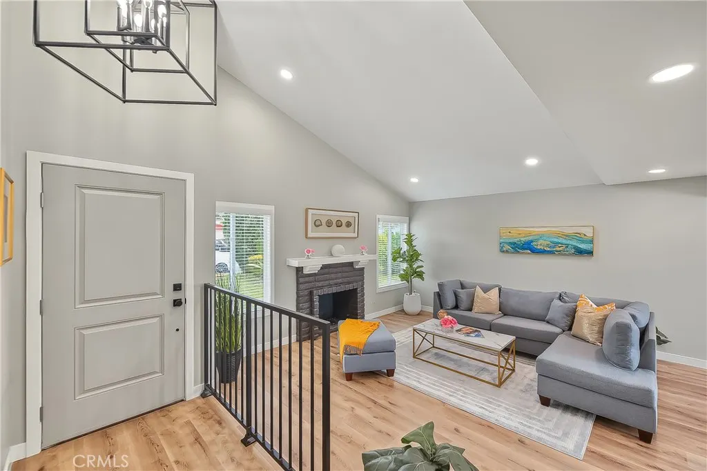 286 W Renwick