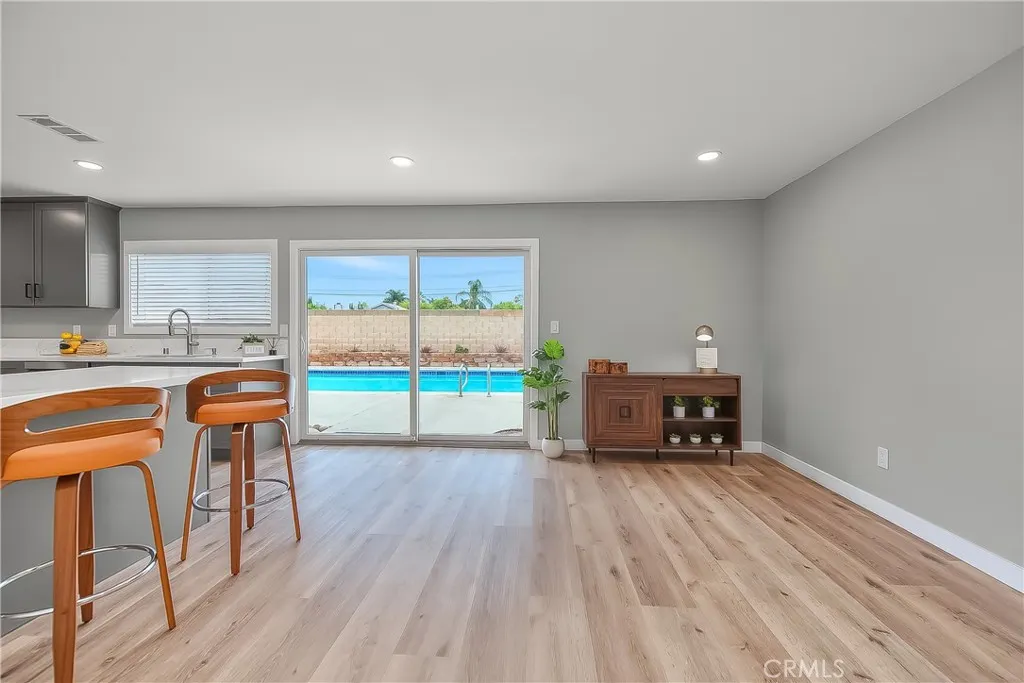 286 W Renwick