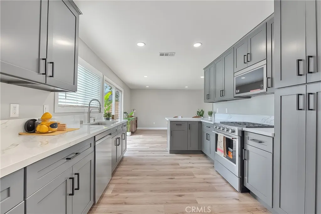 286 W Renwick
