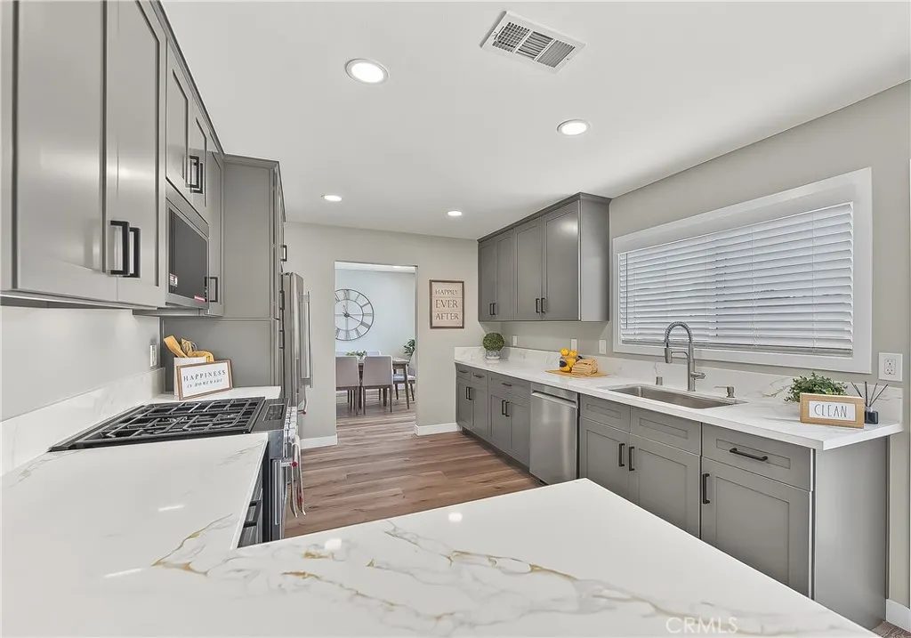 286 W Renwick