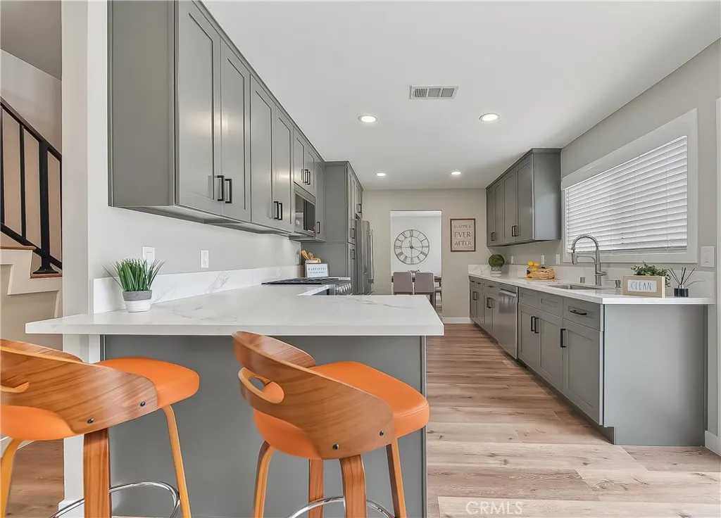 286 W Renwick