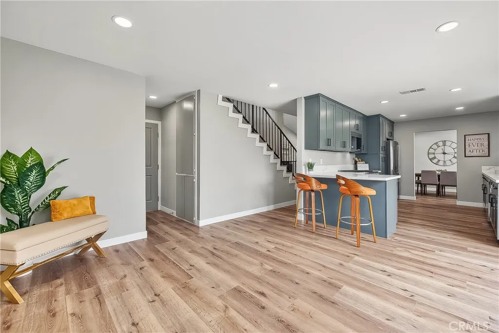 286 W Renwick