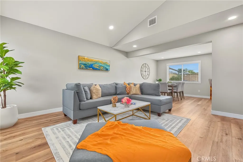 286 W Renwick