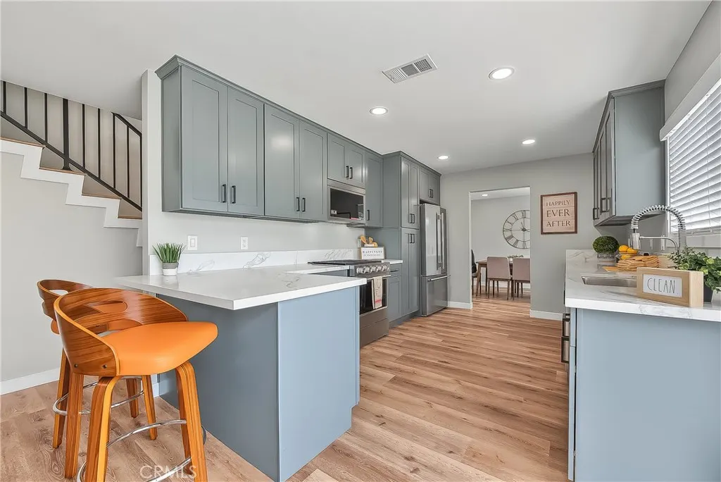 286 W Renwick