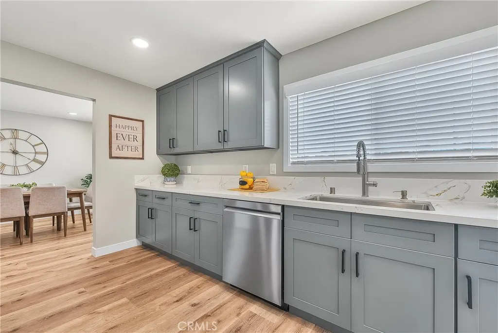 286 W Renwick