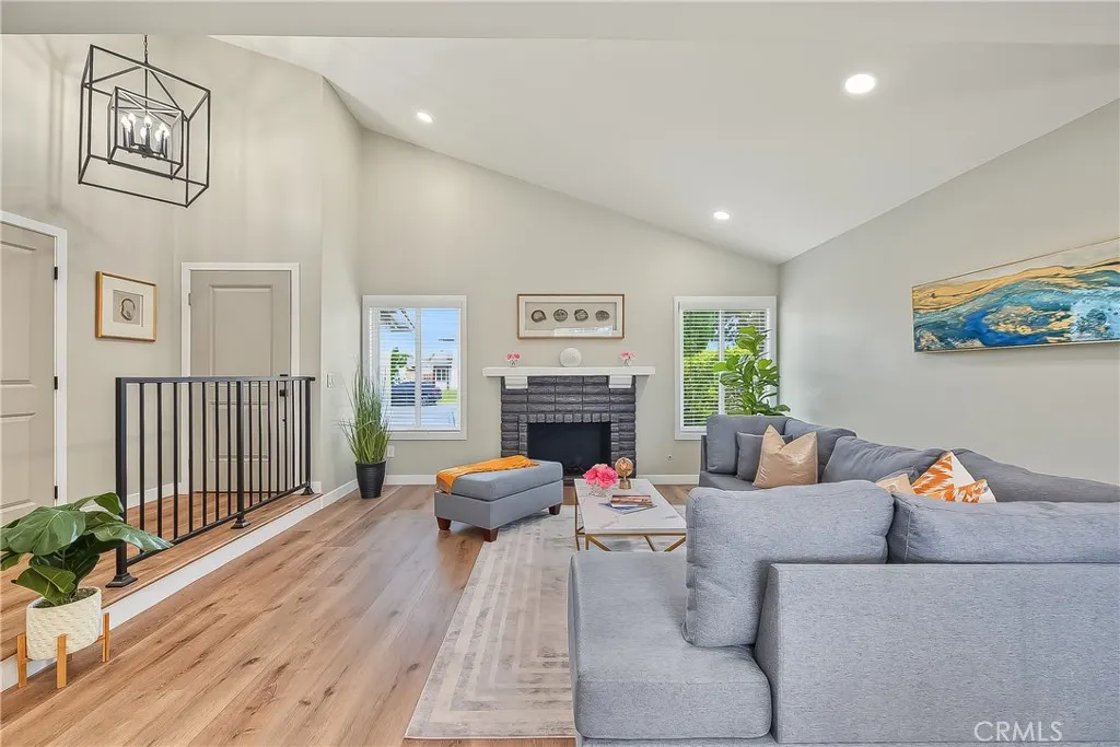 286 W Renwick