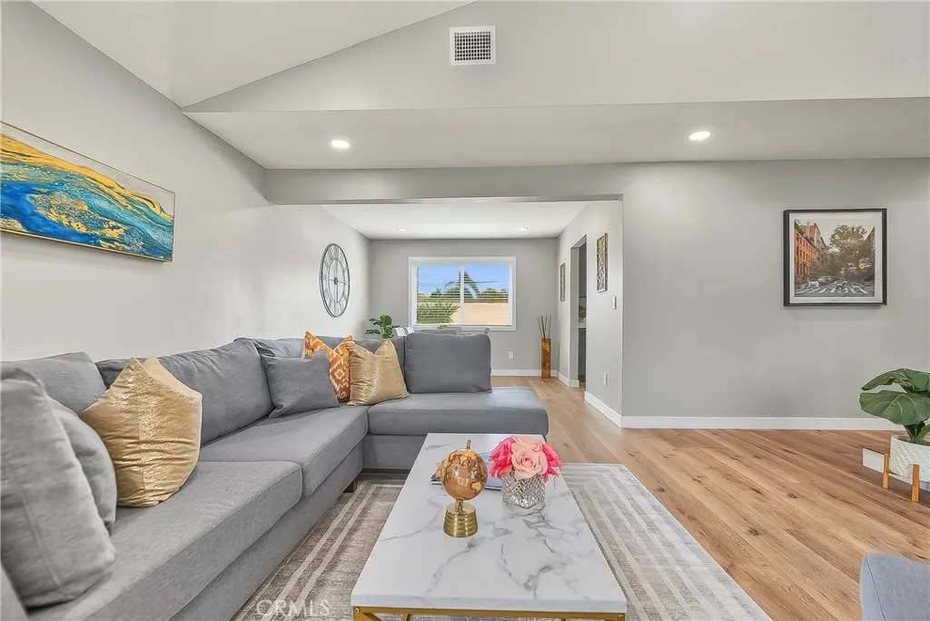 286 W Renwick