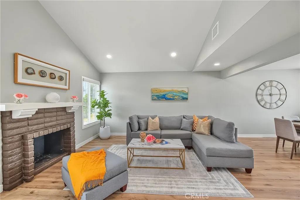 286 W Renwick