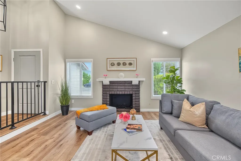 286 W Renwick