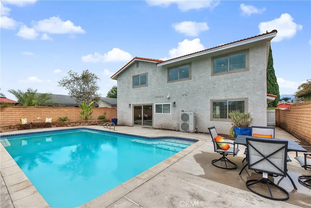 286 W Renwick