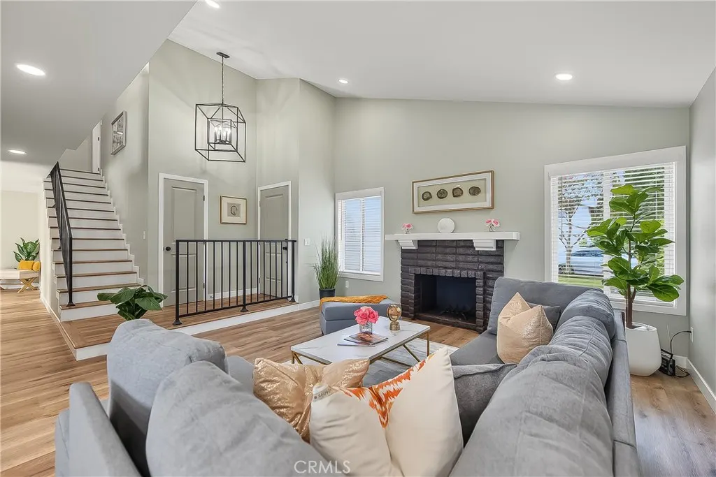 286 W Renwick