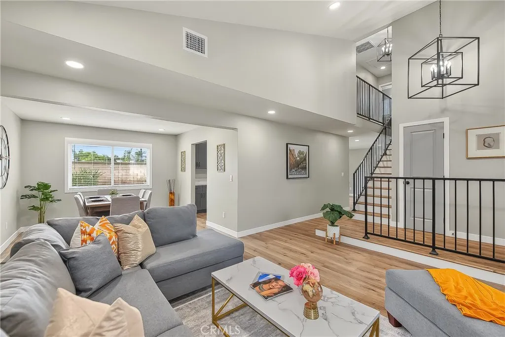 286 W Renwick