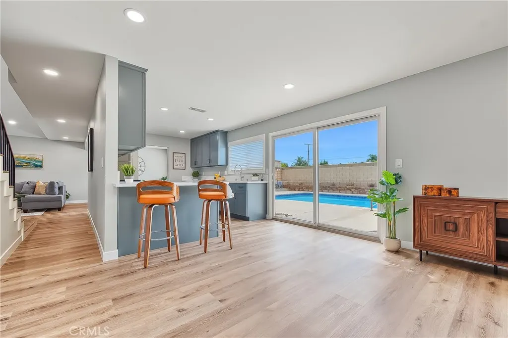 286 W Renwick
