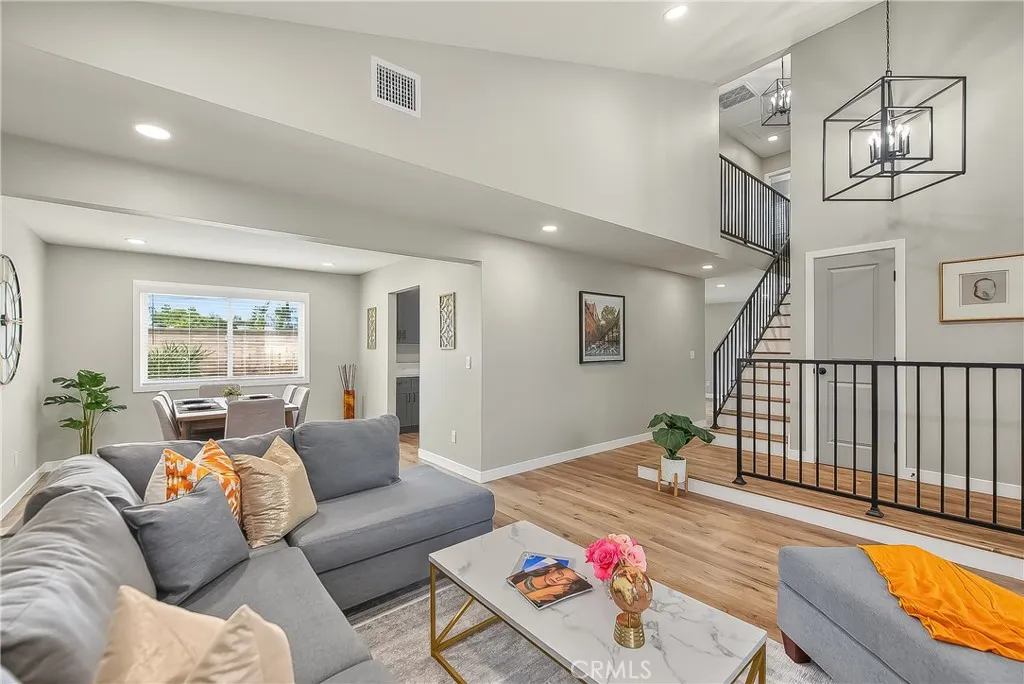 286 W Renwick
