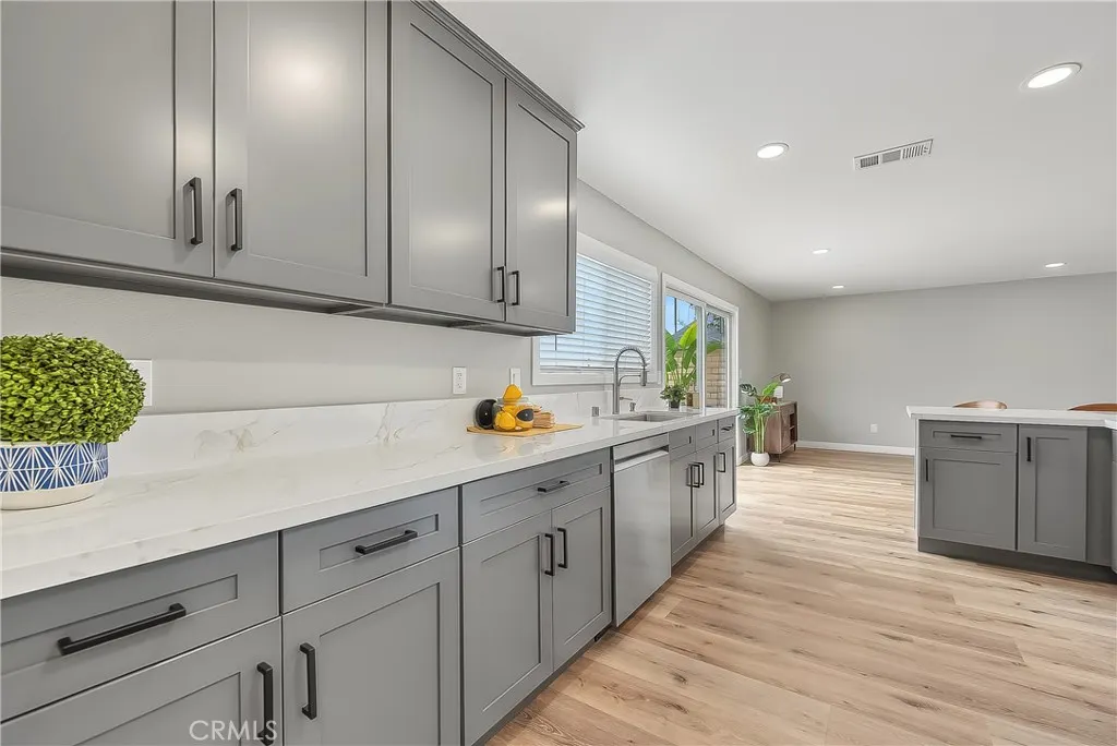 286 W Renwick