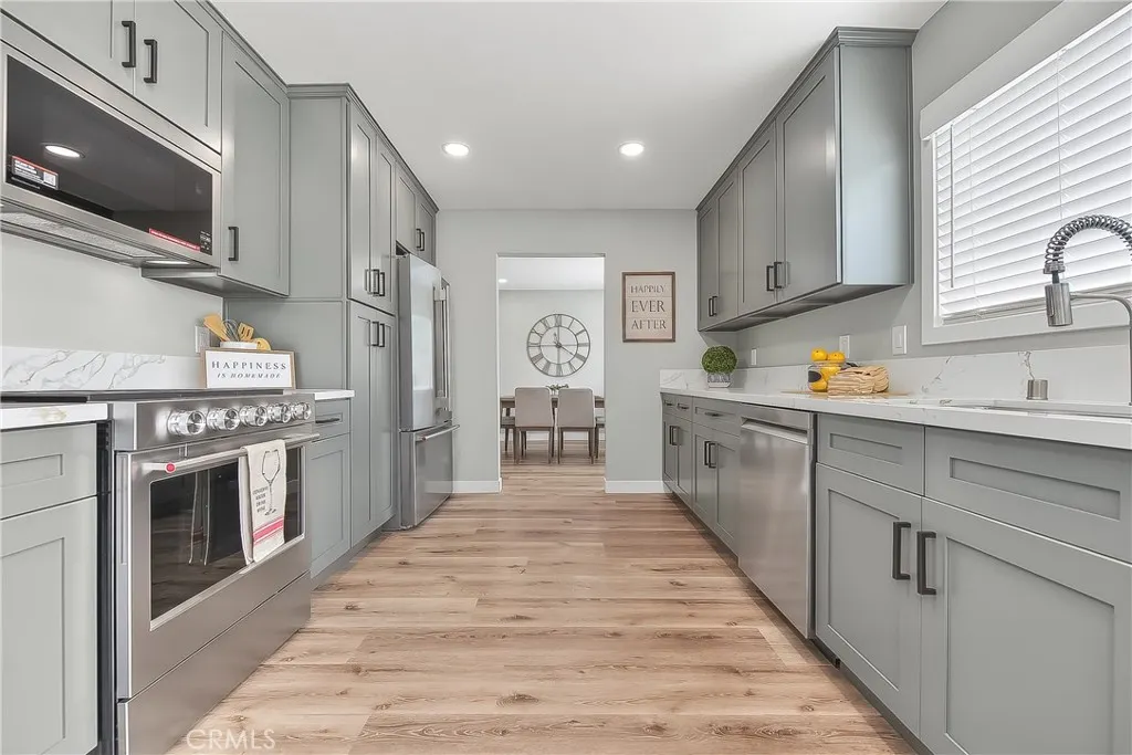 286 W Renwick