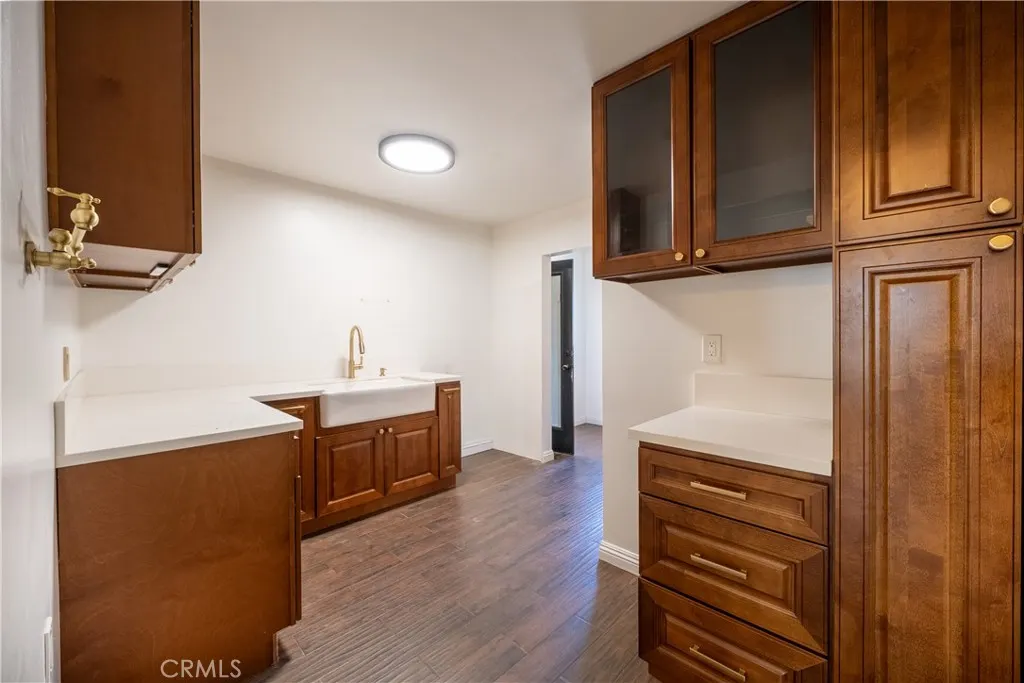 939 N Orange