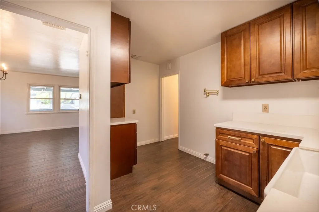 939 N Orange