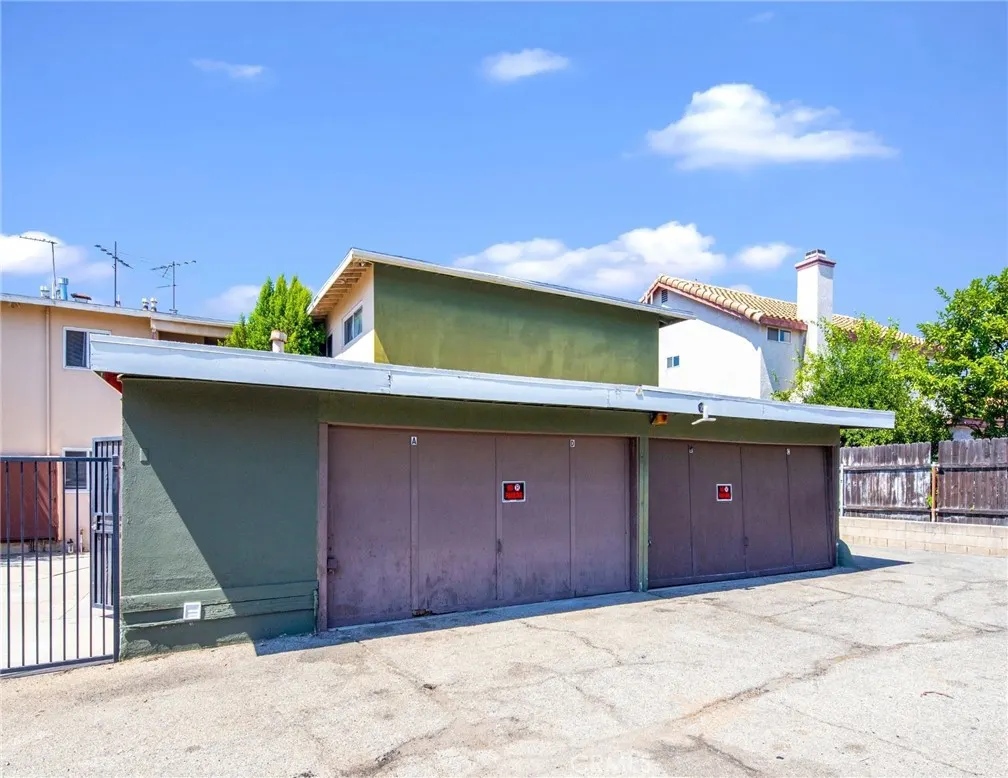 1072 W WILSON Street